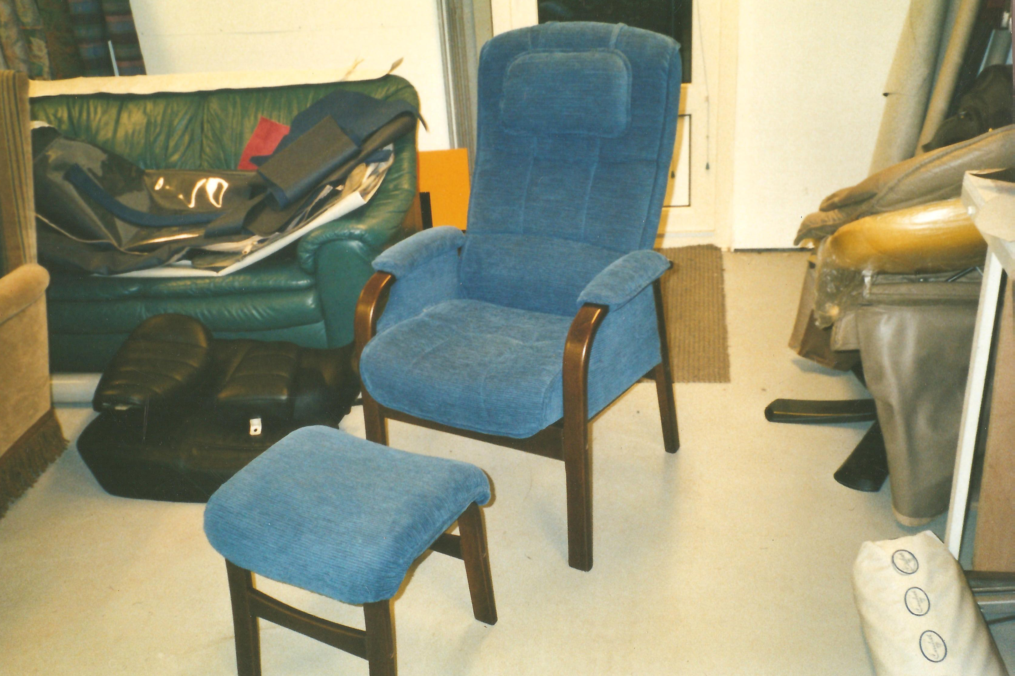 blauwe stoel bekleed met stof